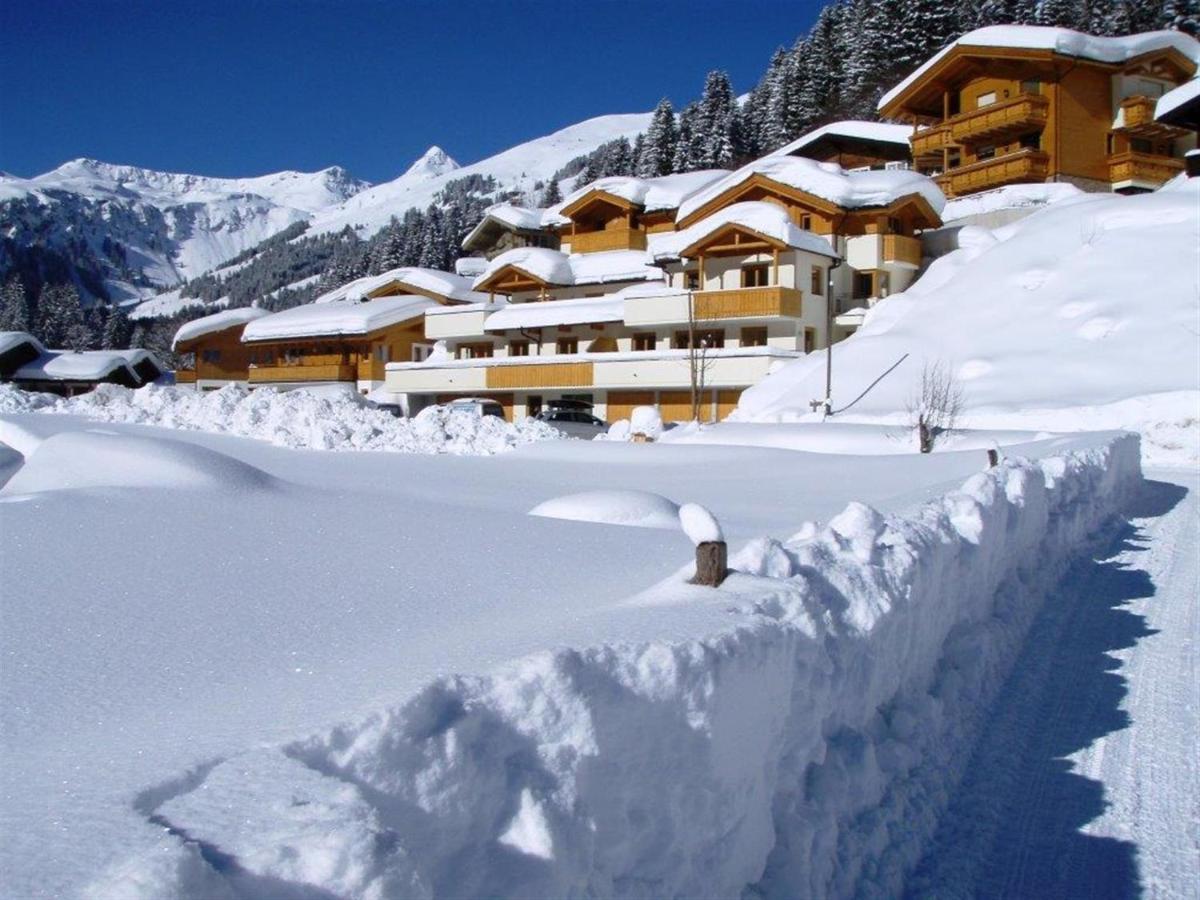 Large Chalet Apartment In Saalbach Hinterglemm Экстерьер фото