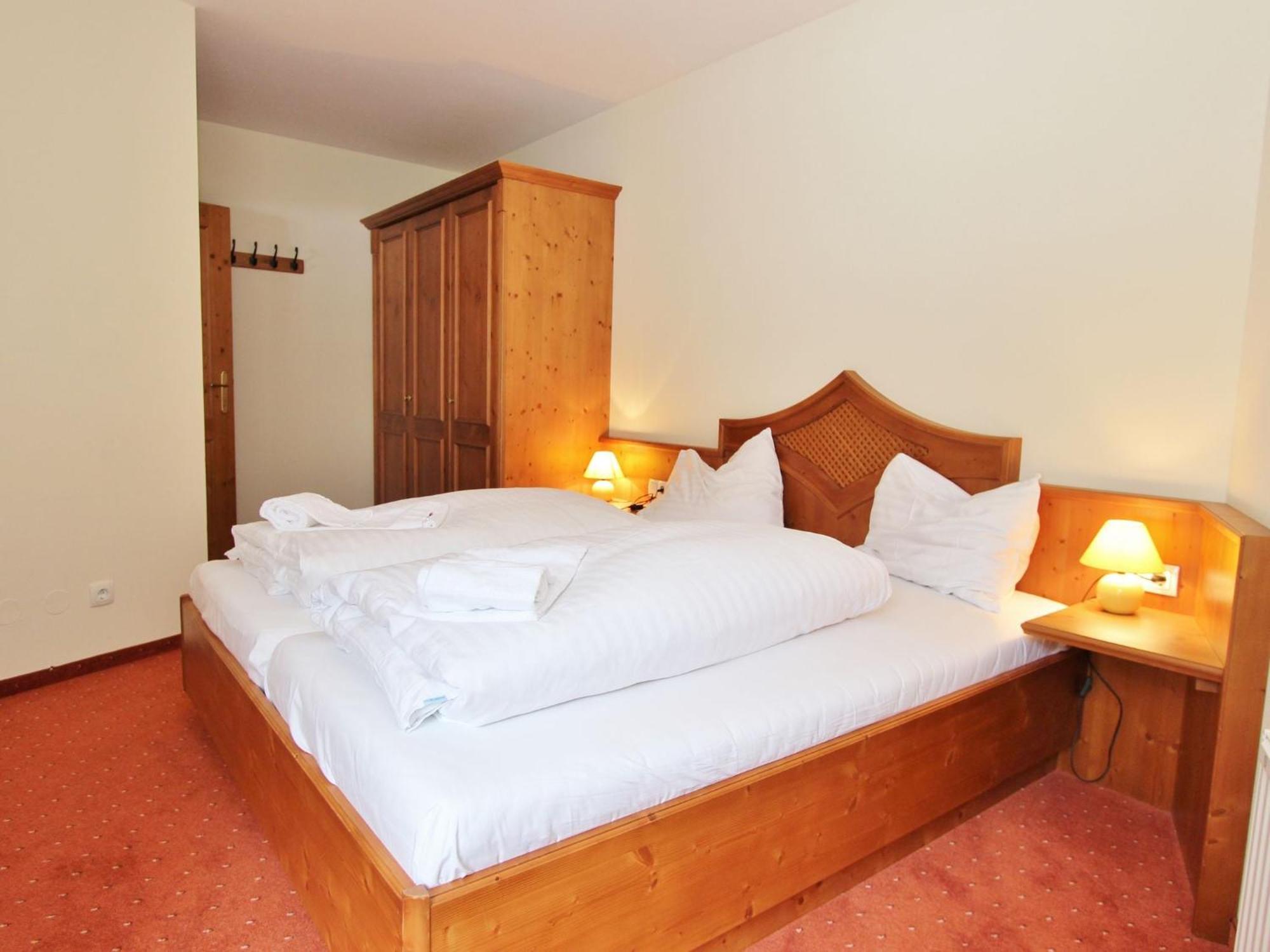 Large Chalet Apartment In Saalbach Hinterglemm Экстерьер фото