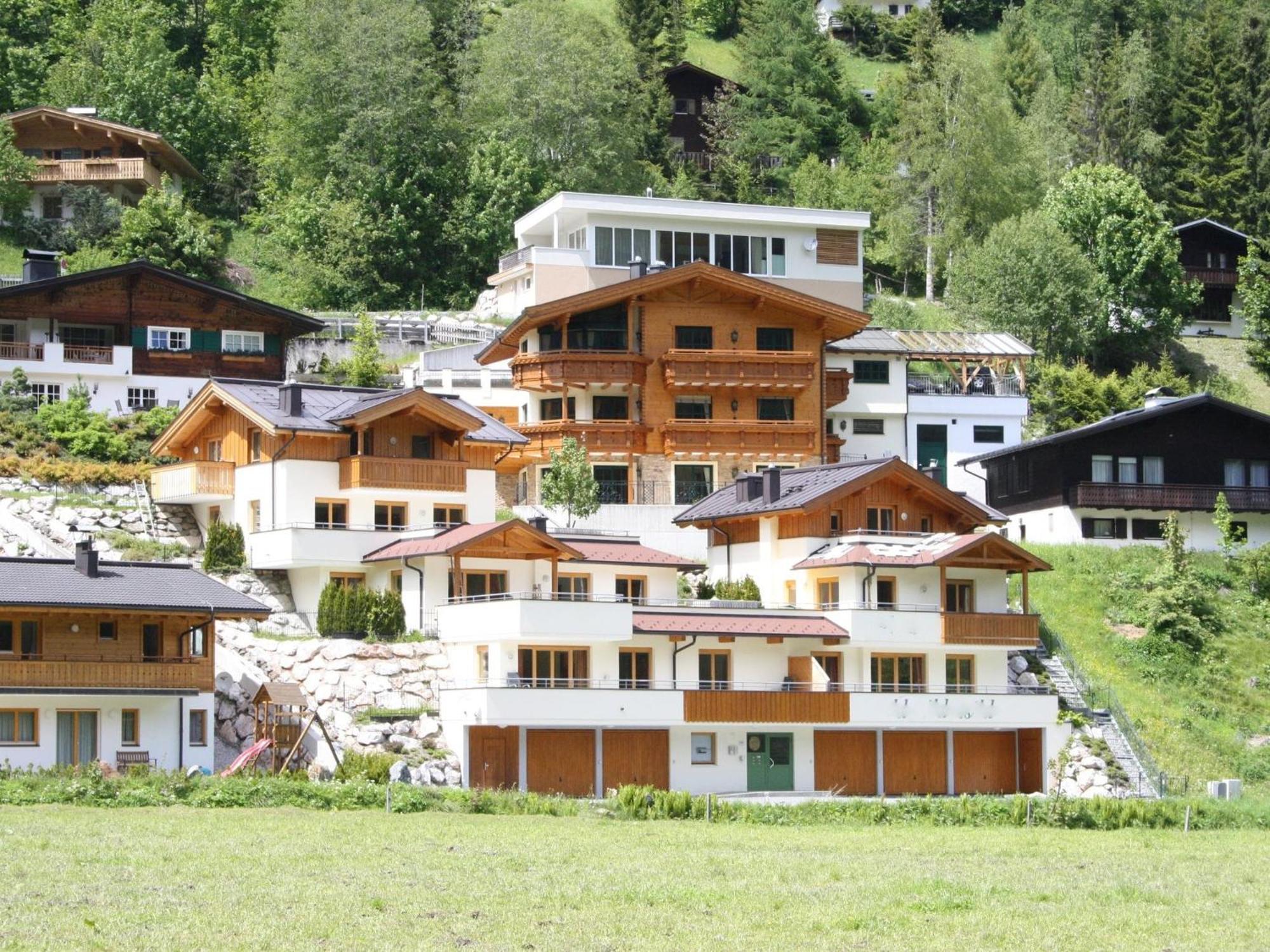 Large Chalet Apartment In Saalbach Hinterglemm Экстерьер фото